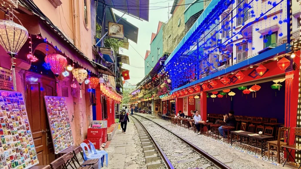 ハノイのトレインストリートで線路沿いに並ぶカフェ朝は空いています